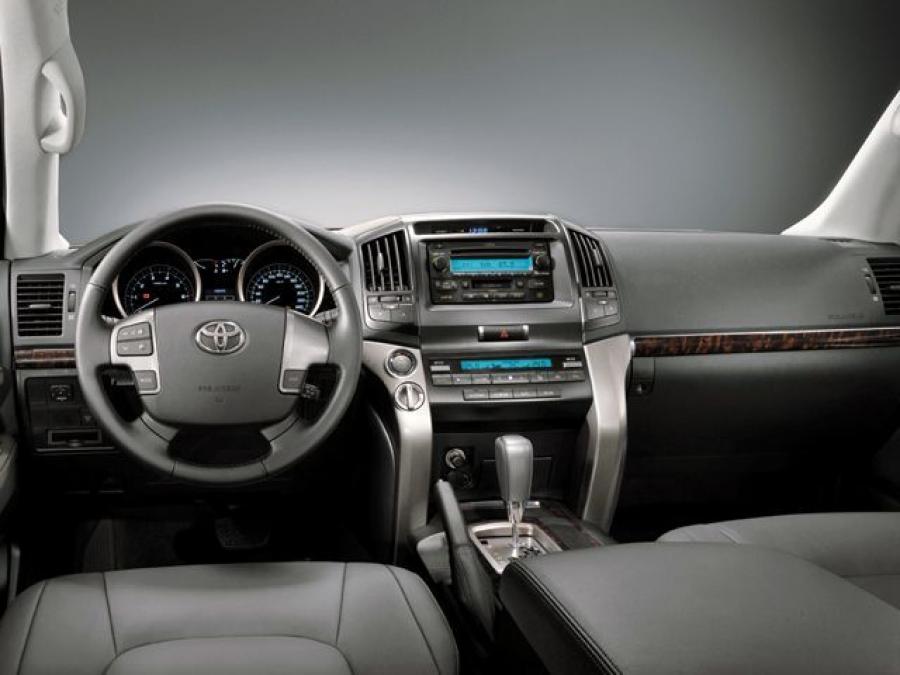  Toyota Land Cruiser 200 VX-R 2011 года  (UAE) (фото 2 из 2)
